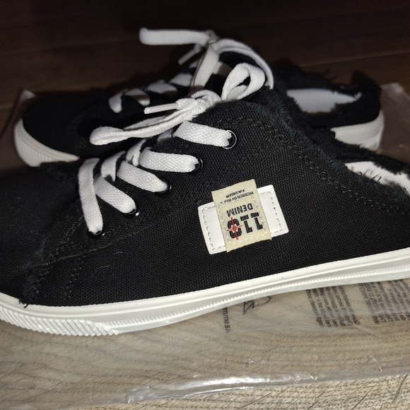 Denim&Co Black and White Sneakers - Picture 2 of 5